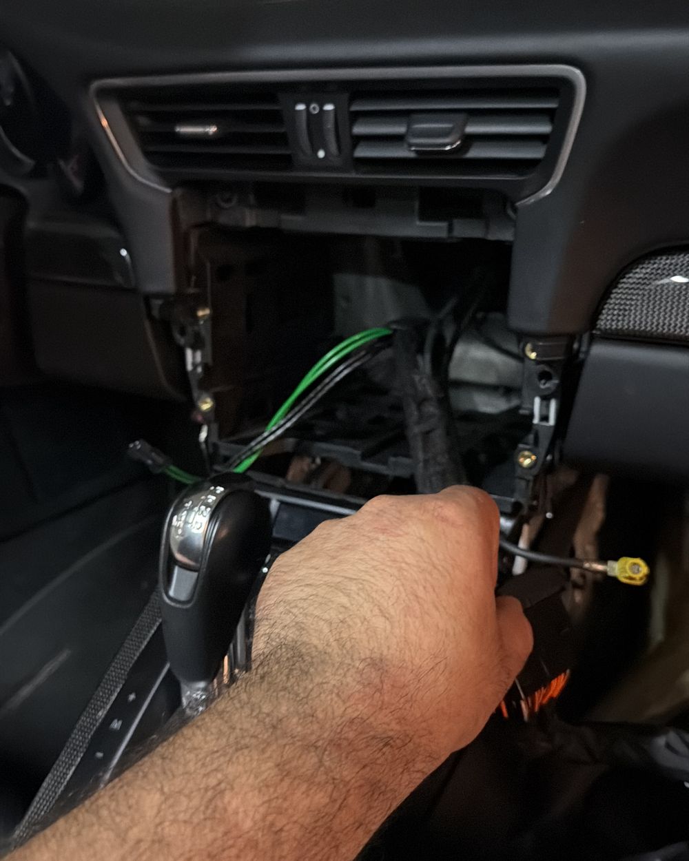Console centrale d'une Porsche 991 déposée pendant l'intégration du module