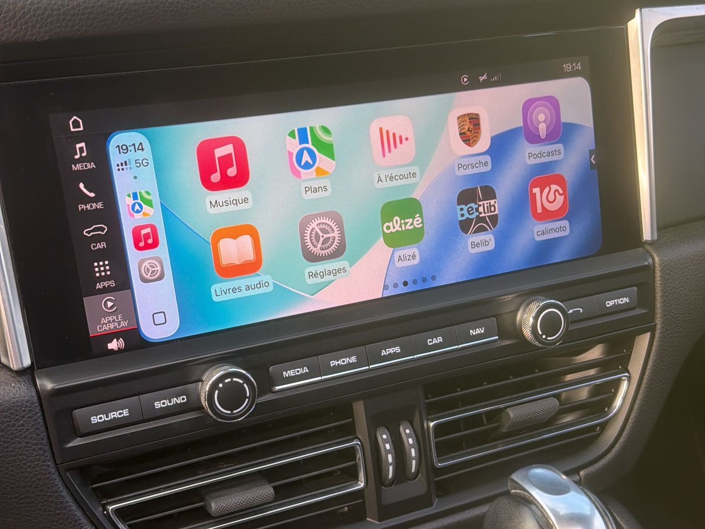 Apple CarPlay actif en plein écran sur le PCM d'un Porsche Macan